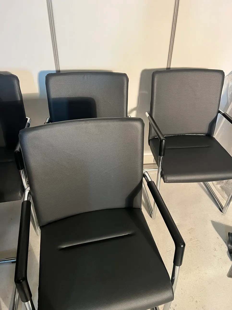 복원 완료된 의자 정렬 1