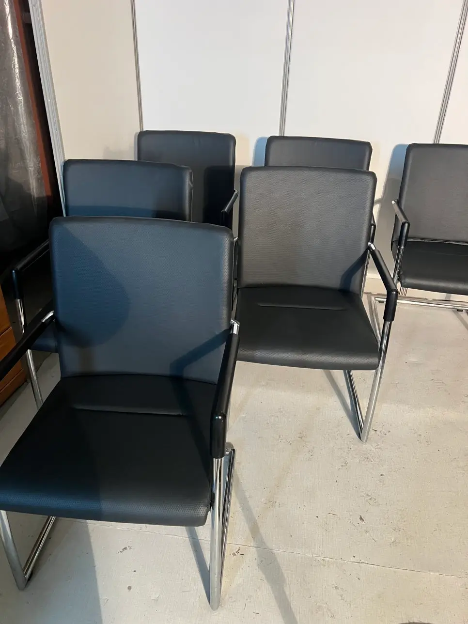 복원 완료된 의자 정렬 2