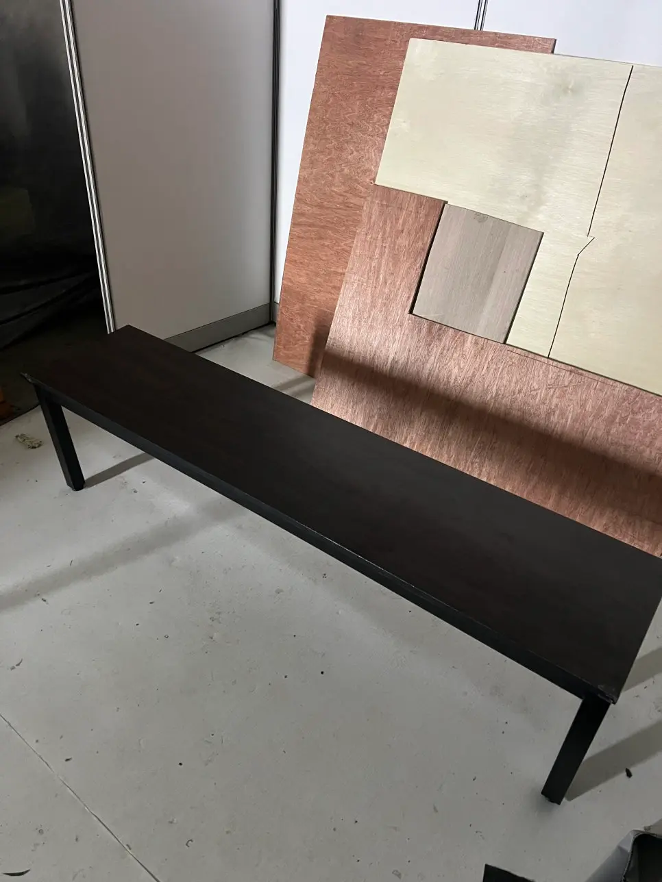 상판이 파손되어 버려진 160cm 벤치의자 리폼 전 상태