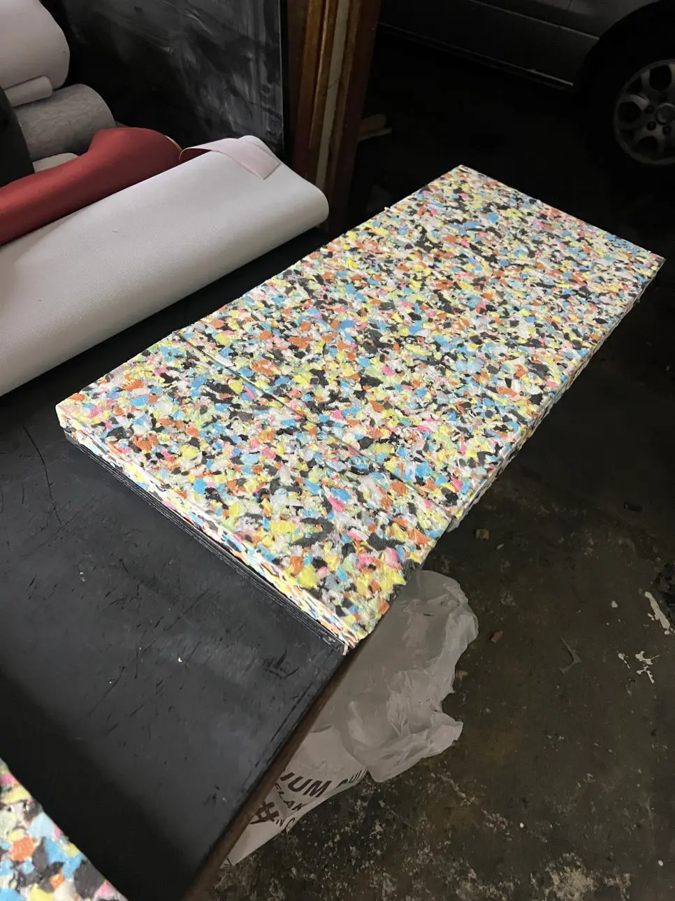 PU 인조가죽 재봉 마감으로 완성된 벤치의자 상세 모습