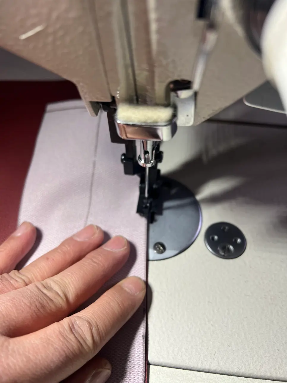 PU 인조가죽 재봉 마감으로 완성된 벤치의자 상세 모습