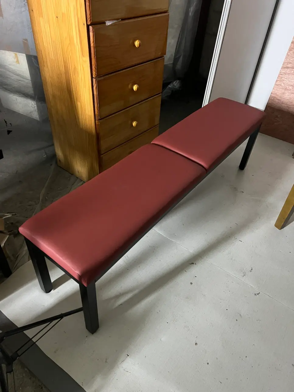 PU 인조가죽 재봉 마감으로 완성된 벤치의자 상세 모습