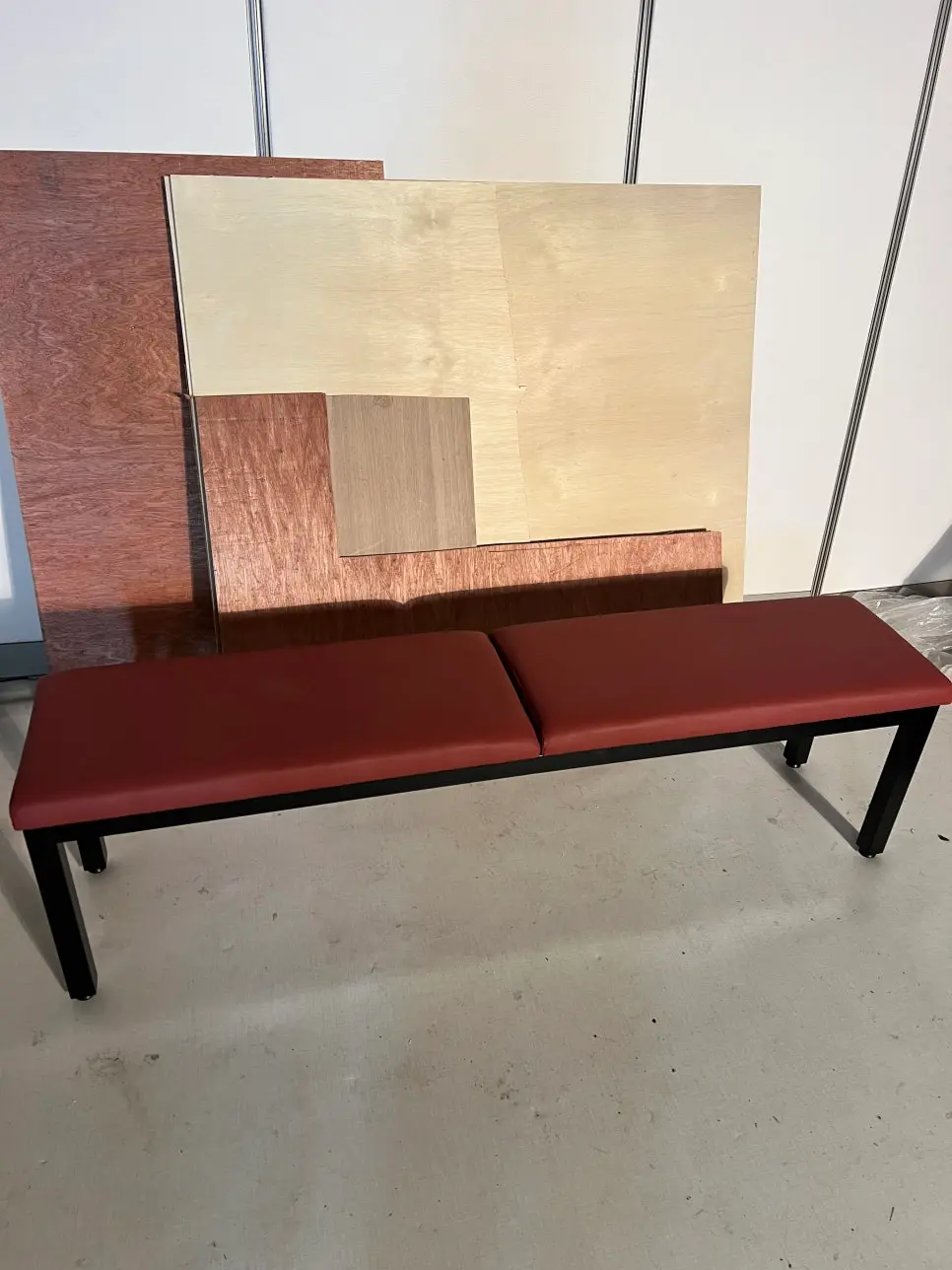 PU 인조가죽 재봉 마감으로 완성된 벤치의자 상세 모습