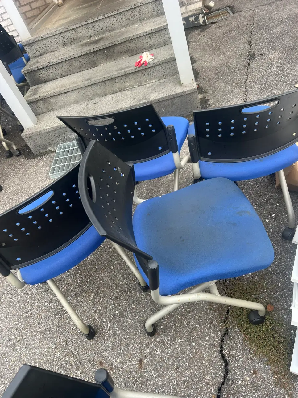 회의실 의자 수거 전 상태