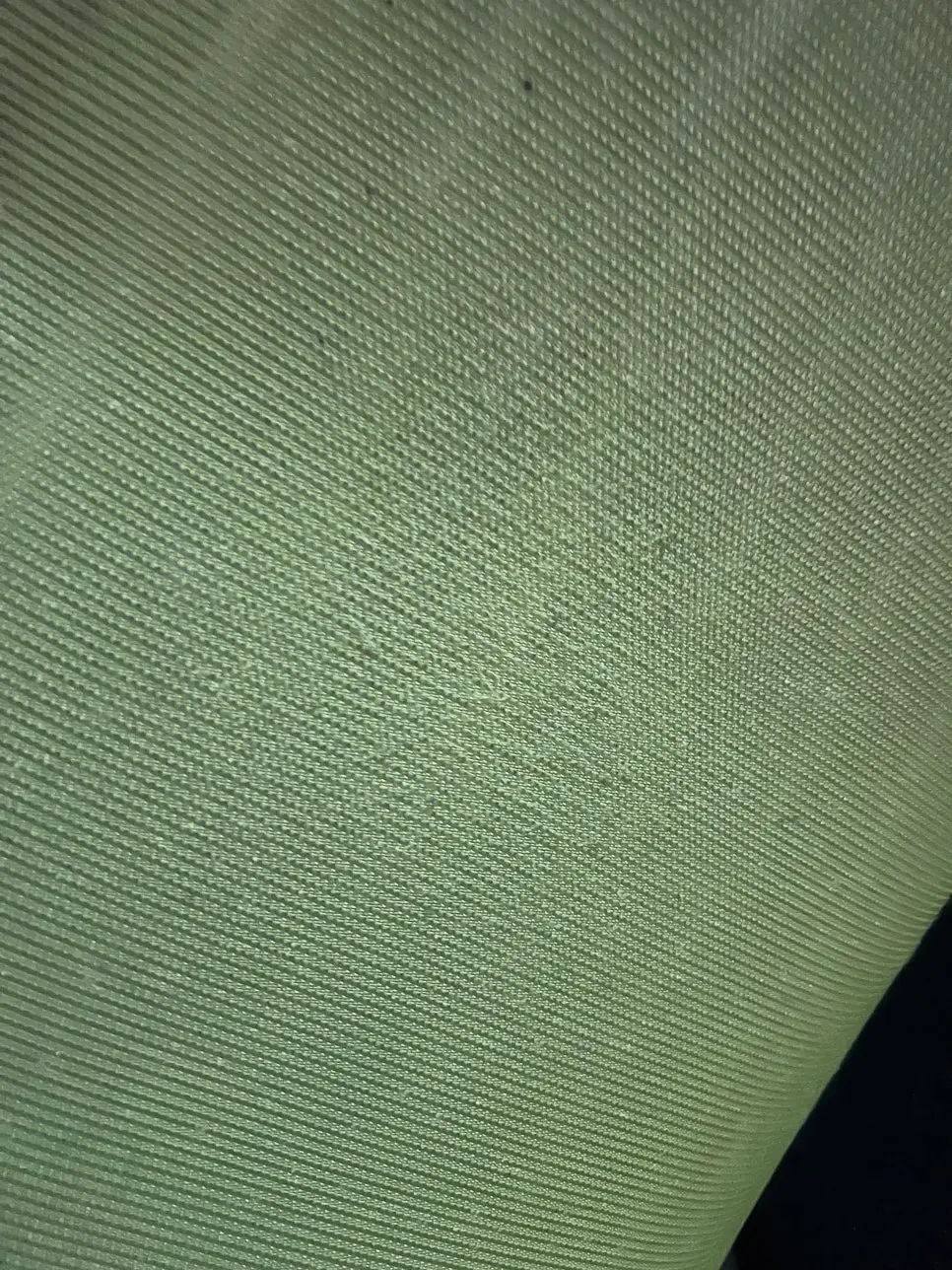 의자 수리 전 좌판 스펀지 꺼짐 및 오염 상태