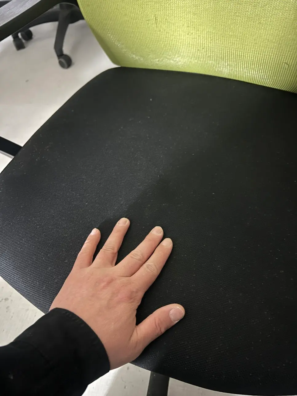 사무용 의자 천갈이 및 좌판 스펀지 복원 완료 모습