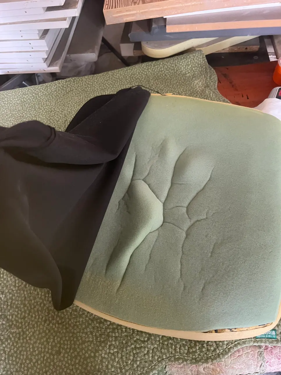 의자 수리 전 등받이 메쉬 손상 및 원단 박리