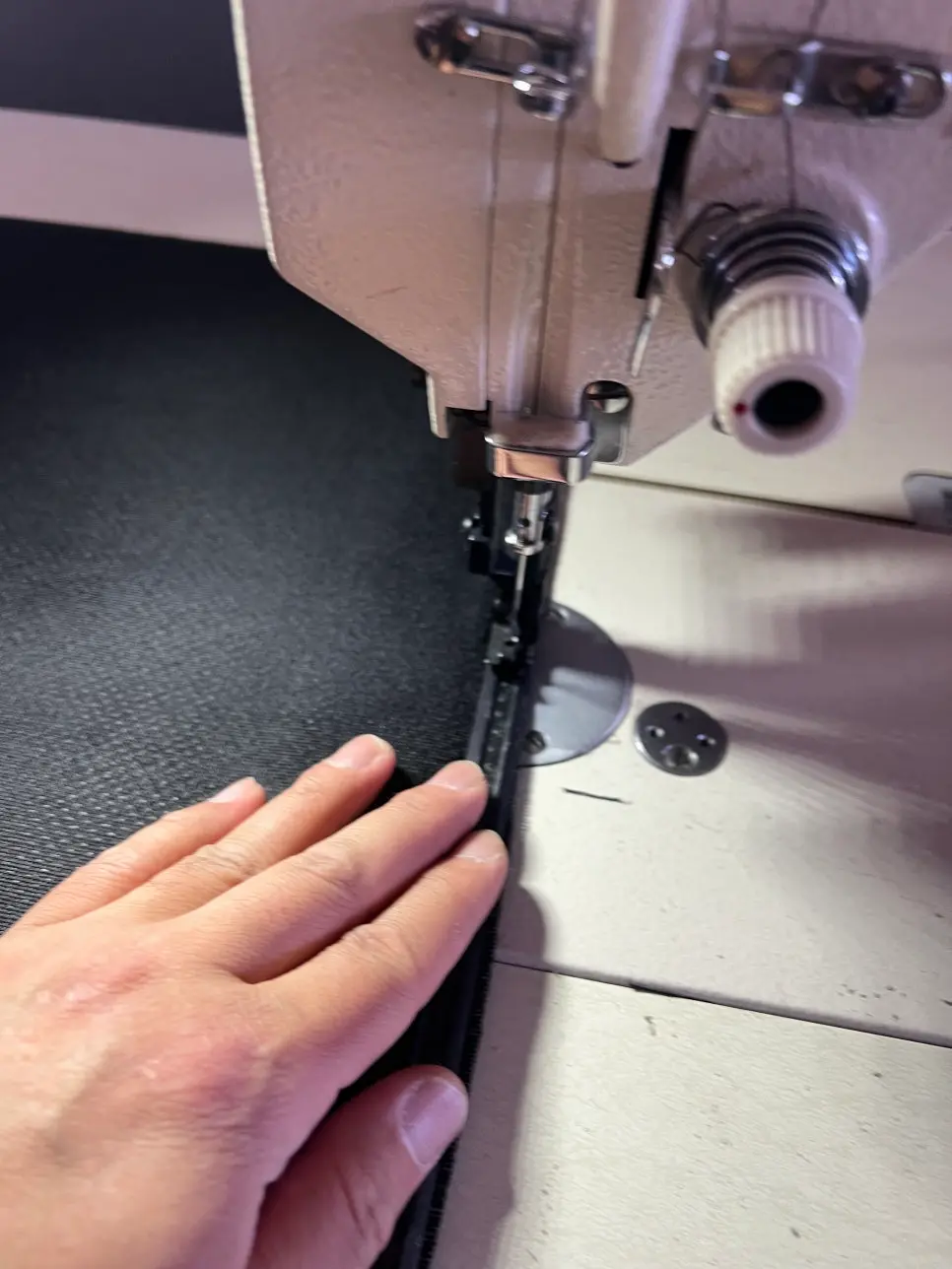 등받이 블랙 메쉬의 팽팽한 장력 확인