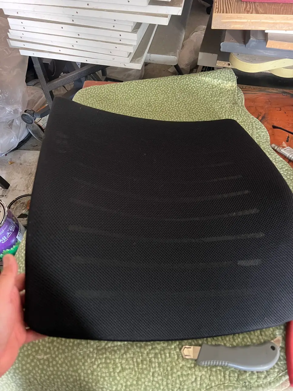 최종 완성된 사무용 의자의 세련된 모습