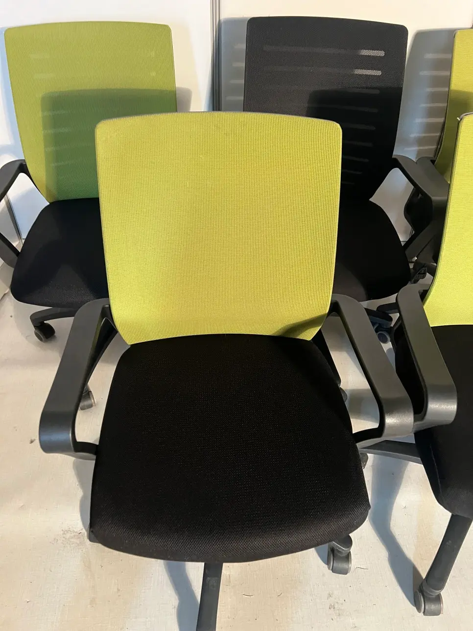 복원 완료된 의자의 디테일 컷 1