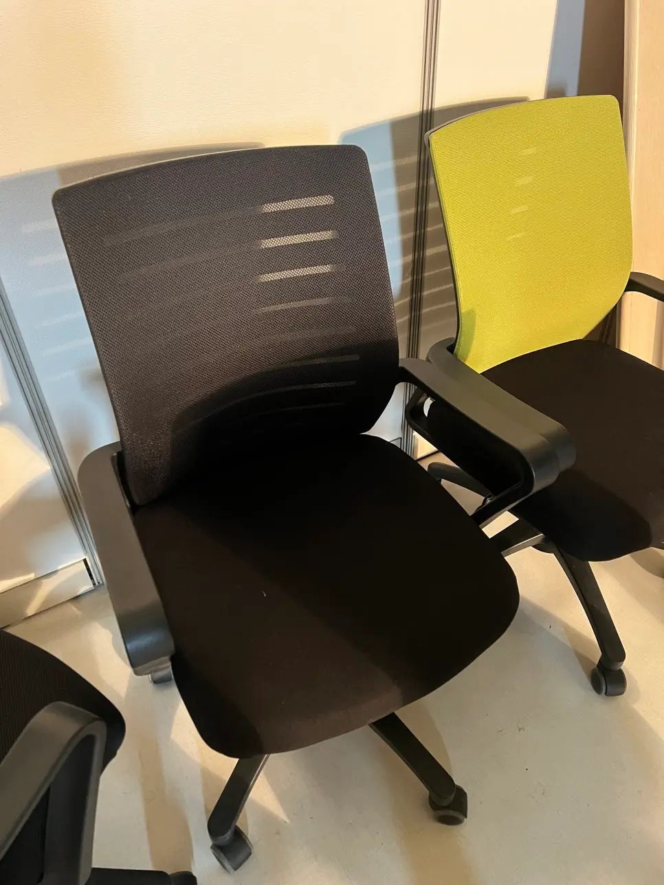 복원 완료된 의자의 디테일 컷 2