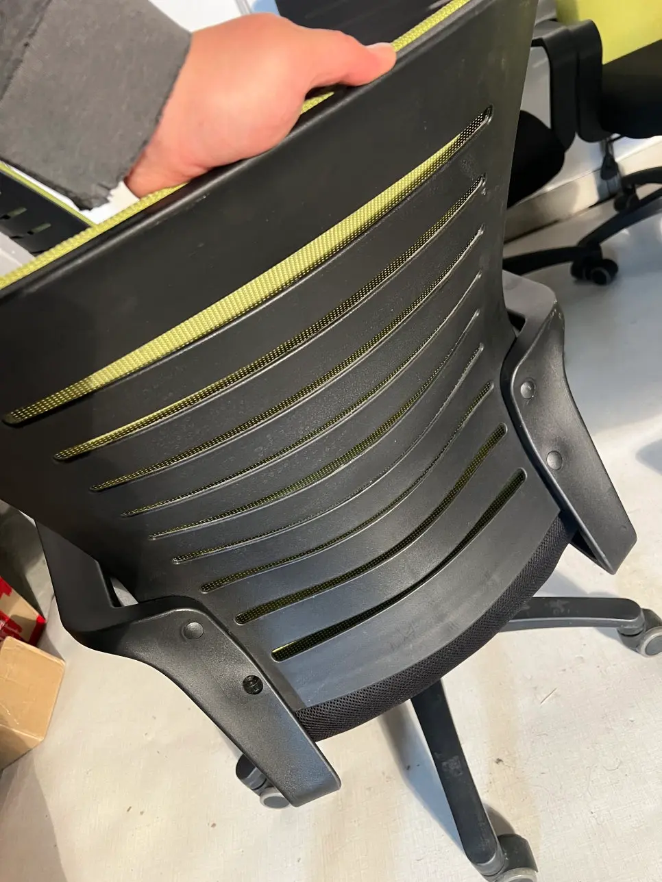 최종 완성된 사무용 의자의 안락한 모습