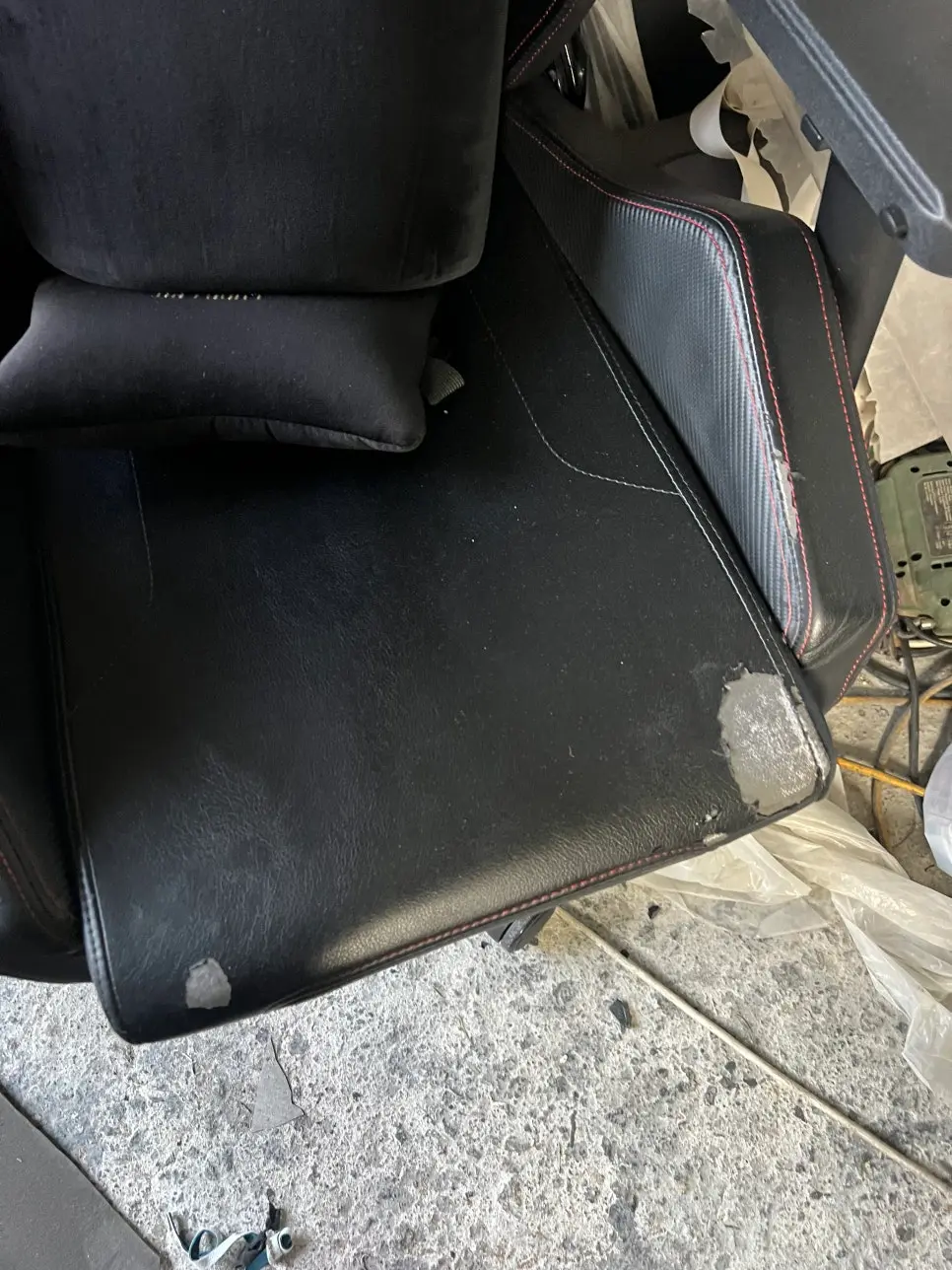 루나랩 게이밍의자 리폼 전: 좌판 중앙 가죽 마모 및 측면 찢어짐 상태