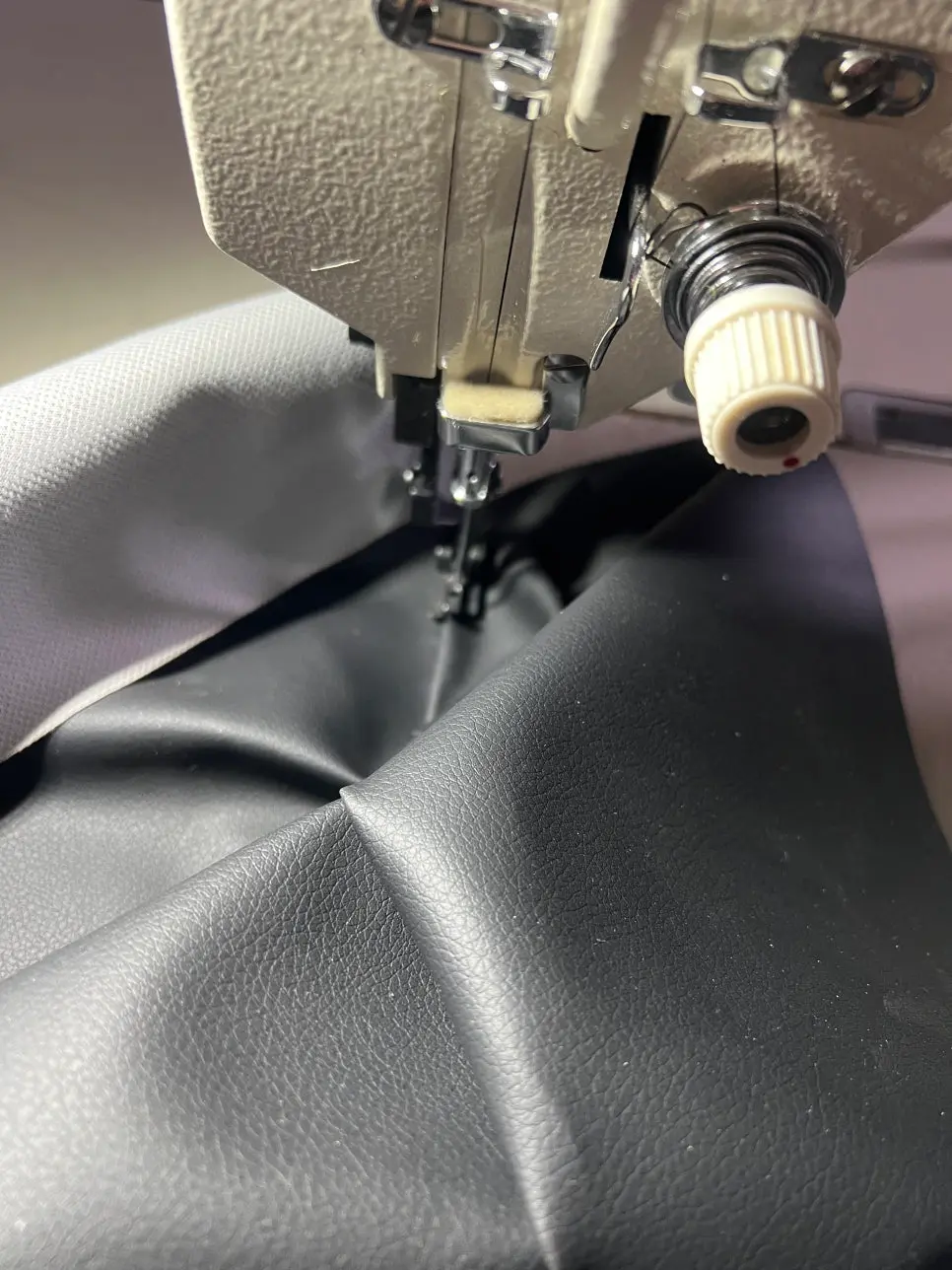 게이밍의자 좌판 분해 및 원단 정밀 재단 과정