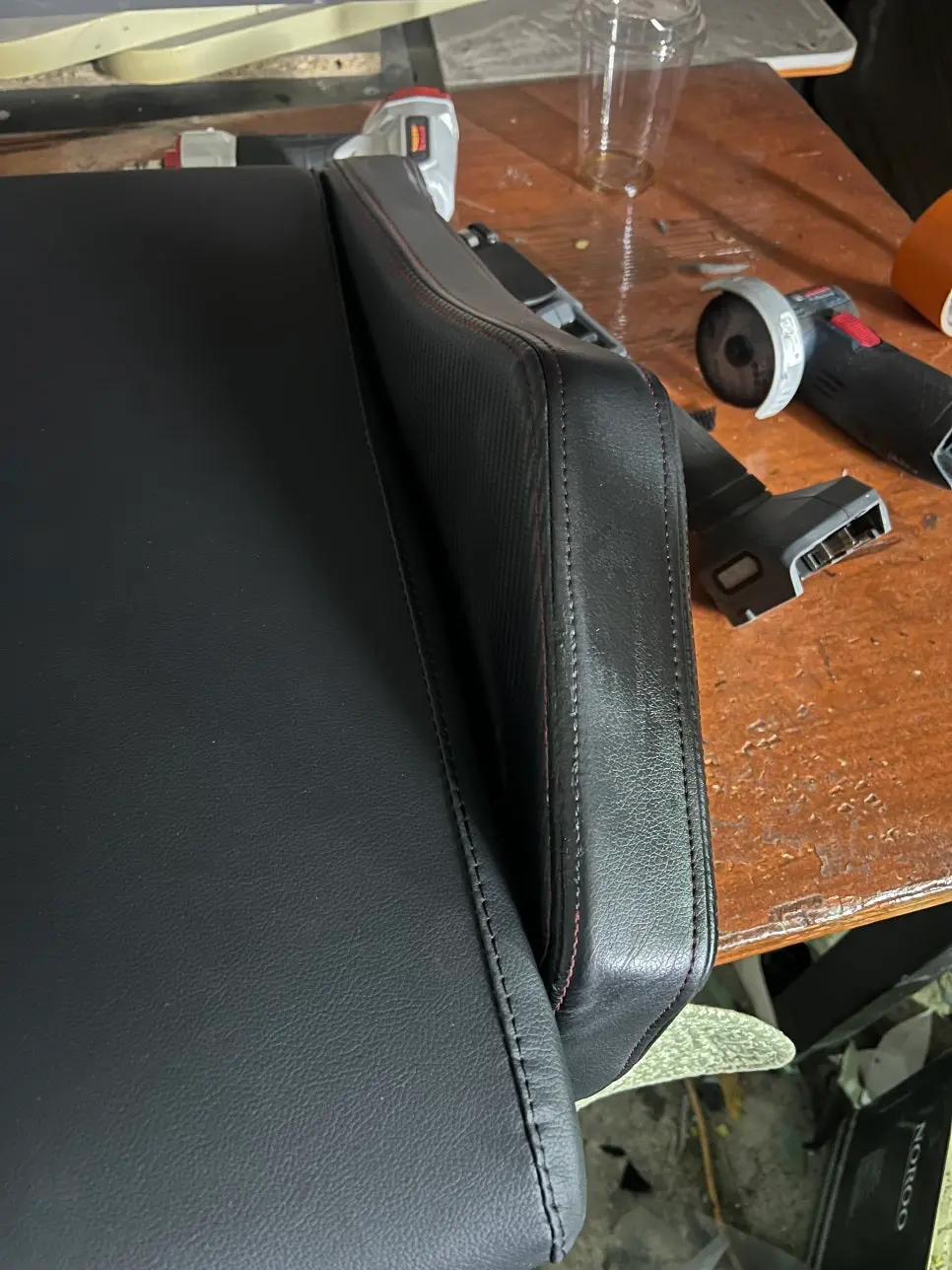 복구된 게이밍의자 디테일 샷: 정밀 재봉 및 가죽 질감 확인