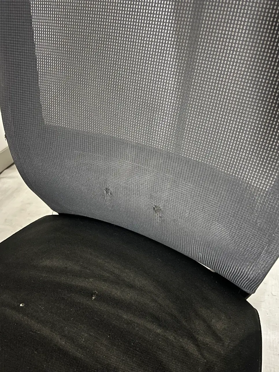 먼지와 가죽 해짐이 디테일하게 보이는 의자 상태