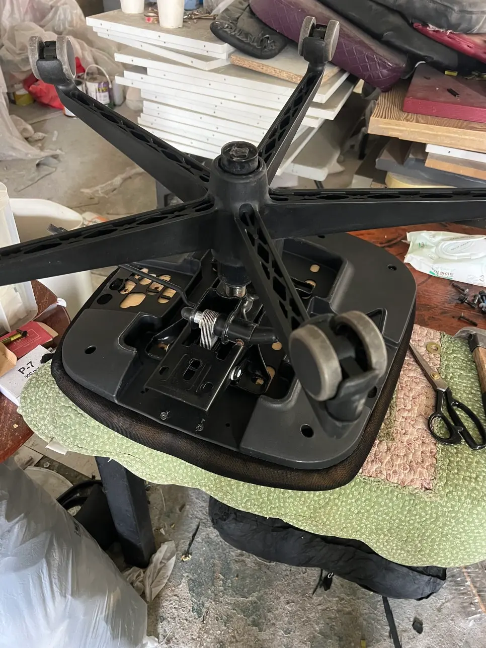 복원 완료된 의자의 후면과 바퀴 부분 디테일