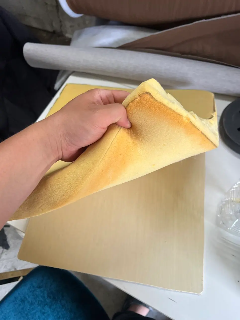 라탄 의자 스펀지 및 솜 레이어링 공법