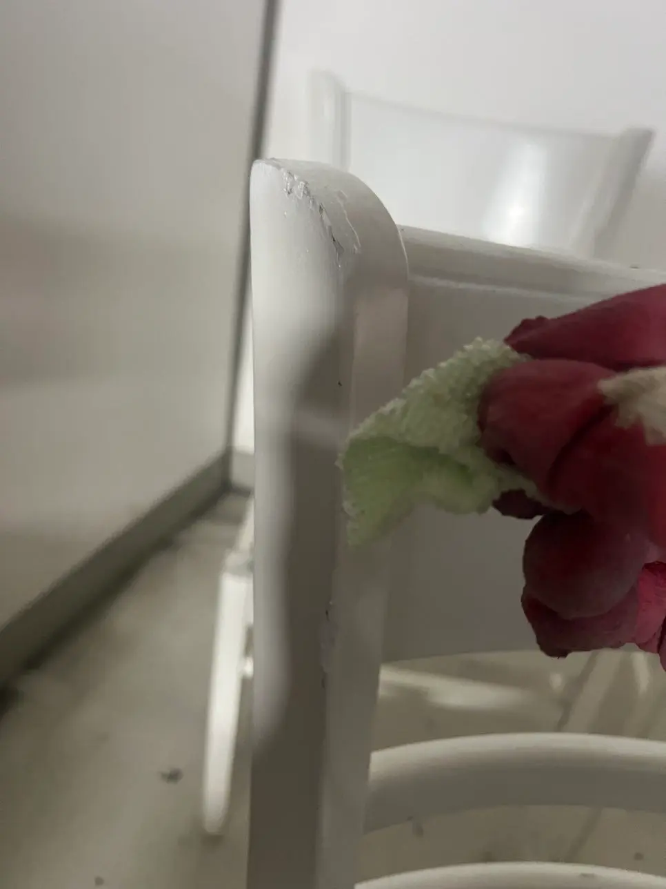 긴 나사로 의자 흔들림을 보강하는 작업