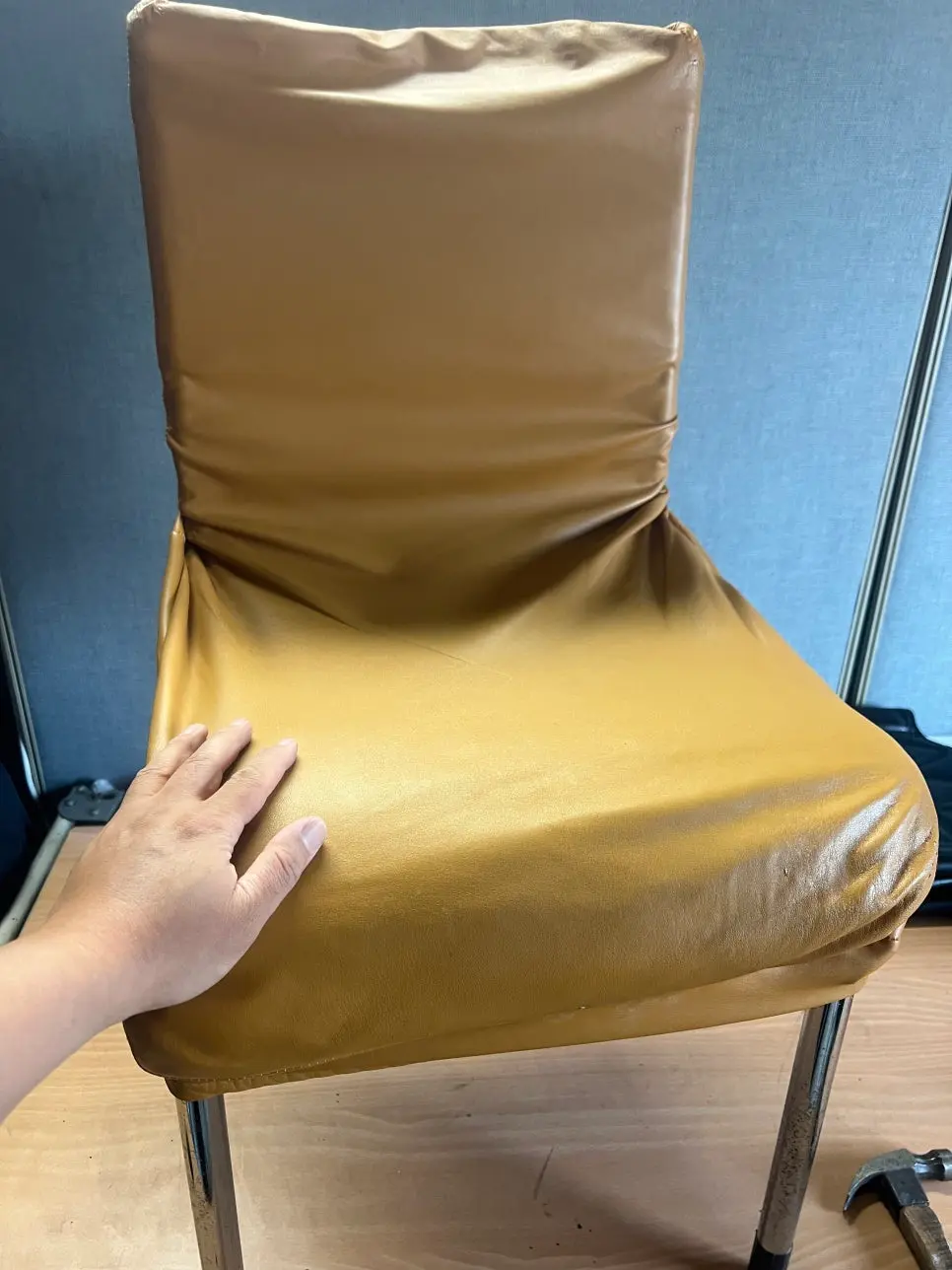 커버를 씌워 사용하던 철의자 입고 상태