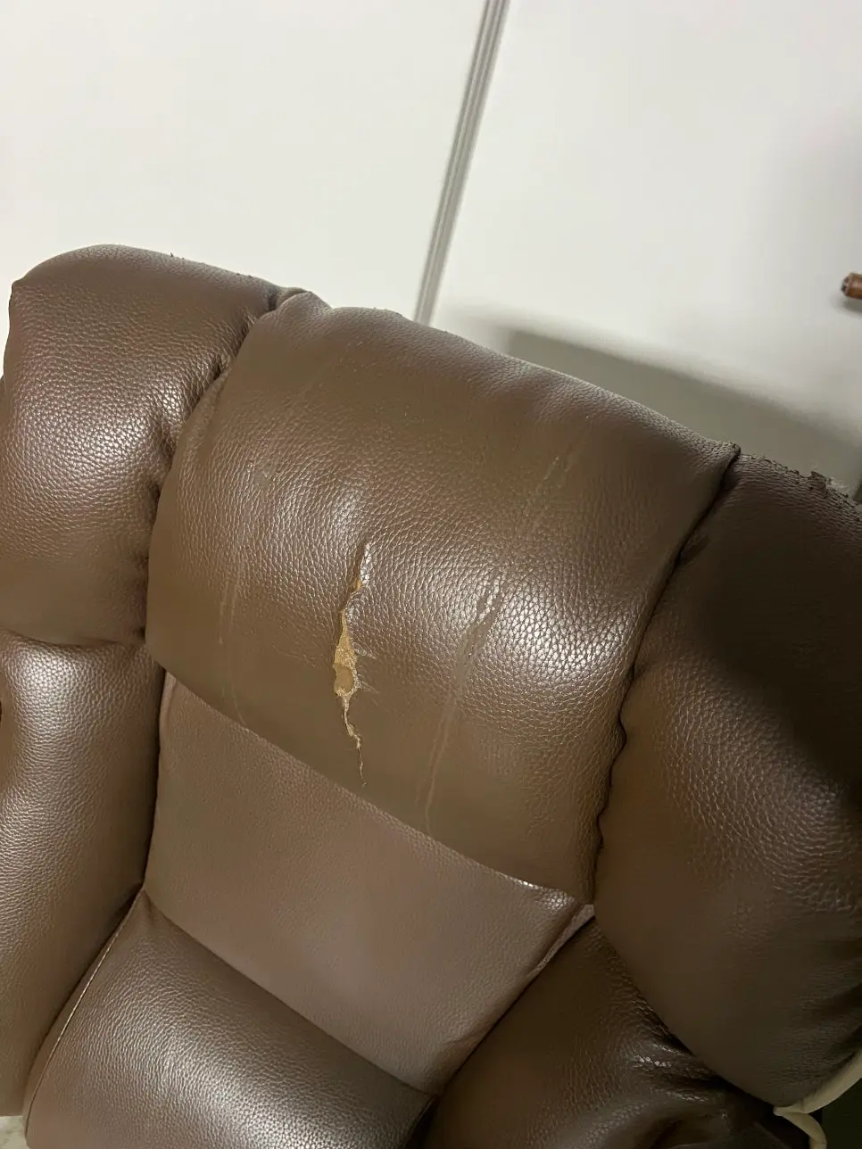 좌판이 뜯겨진 게이밍의자 상태