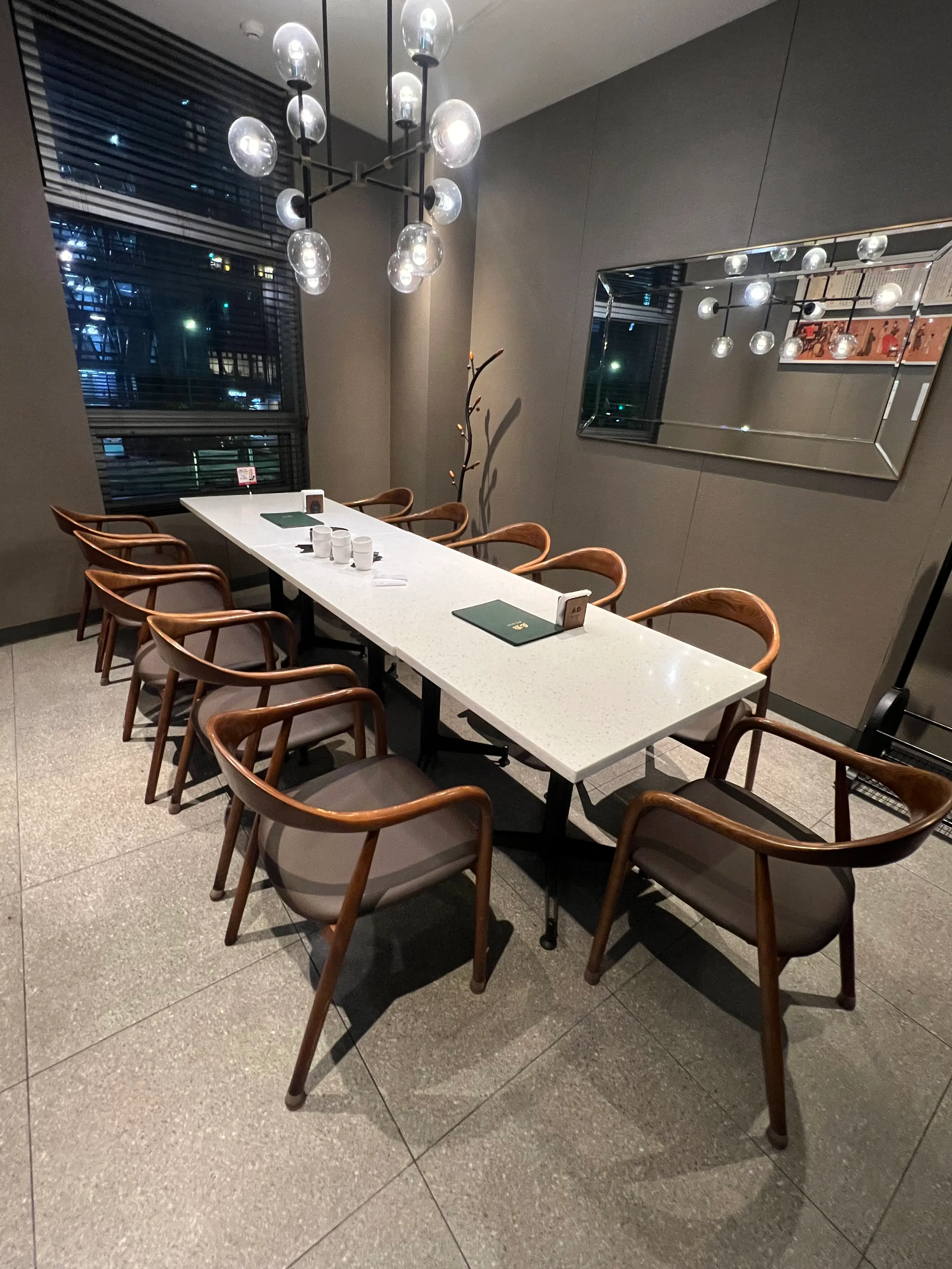 경기도 양주 떵현의자 팩토리: 숙련된 전문가가 의자 천갈이 및 프레임 수리를 진행하는 작업 현장